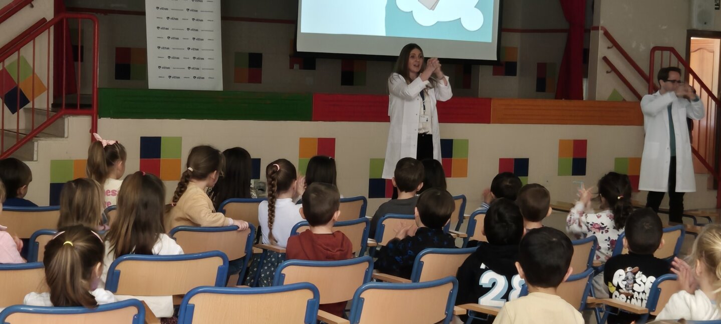 El Hospital Vithas Xanit enseña a los escolares la importancia de una buena higiene de manos en una nueva Aula Salud Colegios