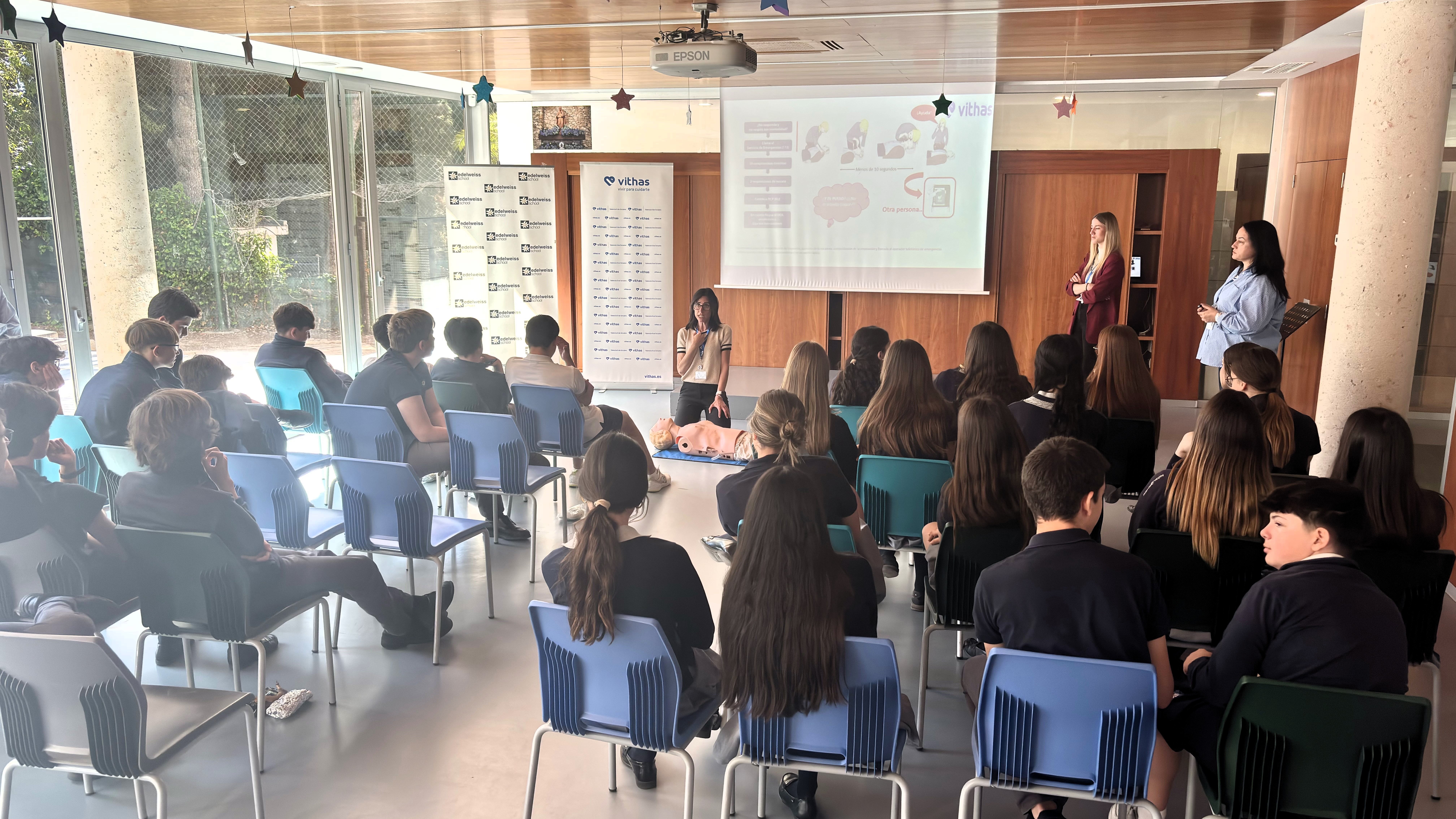 Vithas Valencia continúa con la formación en colegios de maniobras de reanimación cardiopulmonar y primeros auxilios