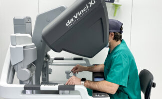Vithas Madrid Arturo Soria opera con robot Da Vinci los casos más complejos de cáncer de vejiga para preservar la función urinaria