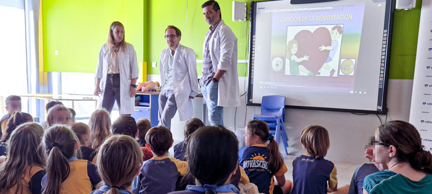Estudiantes de Novaschool reciben formación en primeros auxilios de la mano del Hospital Vithas Xanit Internacional