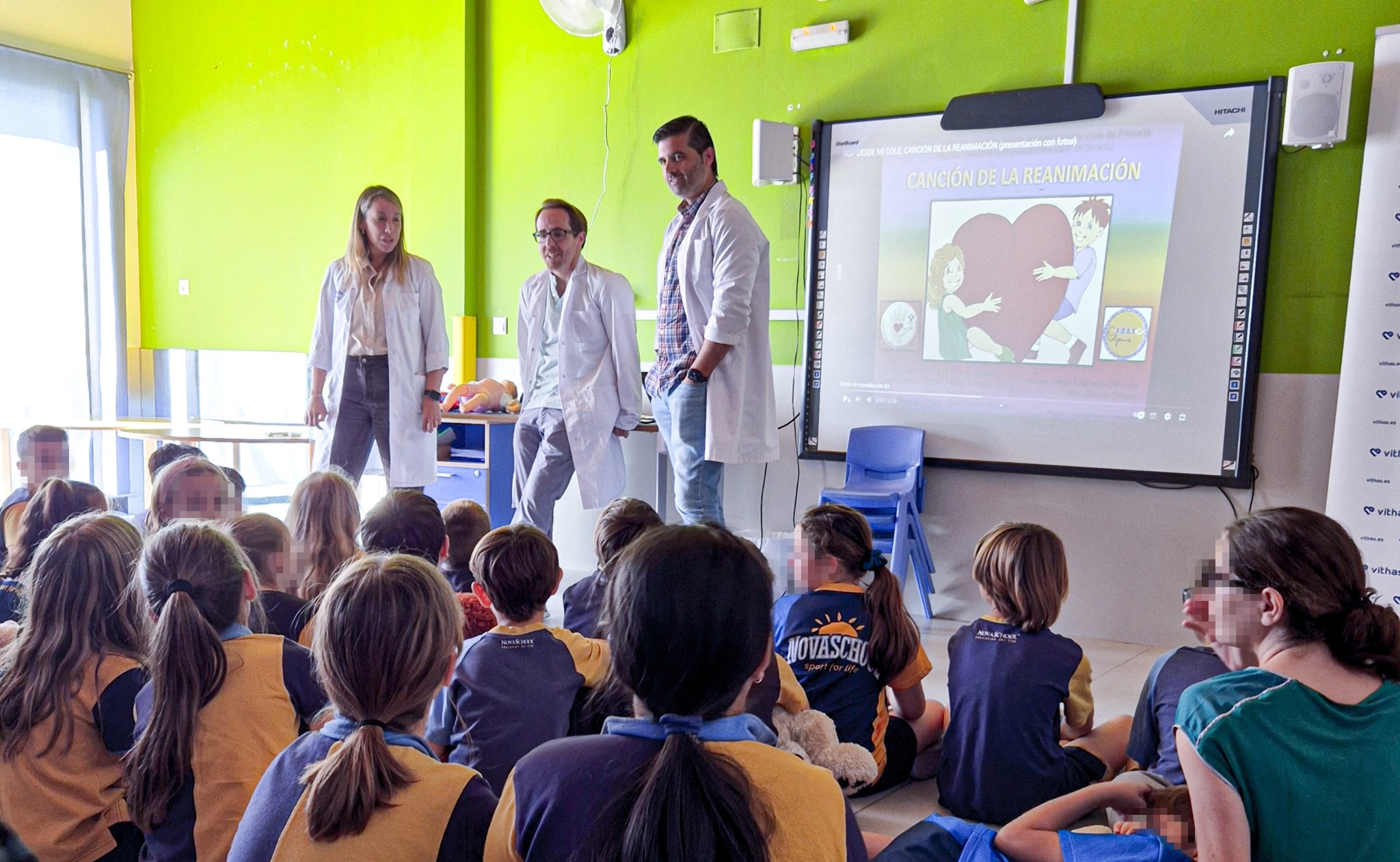 Estudiantes de Novaschool reciben formación en primeros auxilios de la mano del Hospital Vithas Xanit Internacional