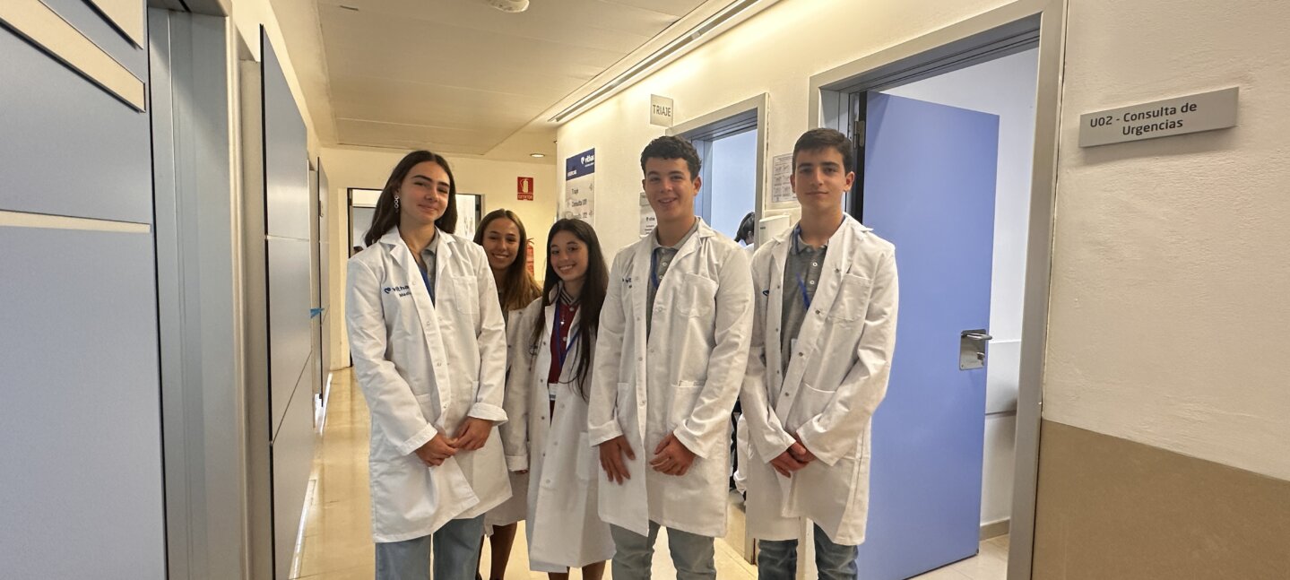 Vithas Las Palmas enseña su labor a 13 niños del Colegio Brains