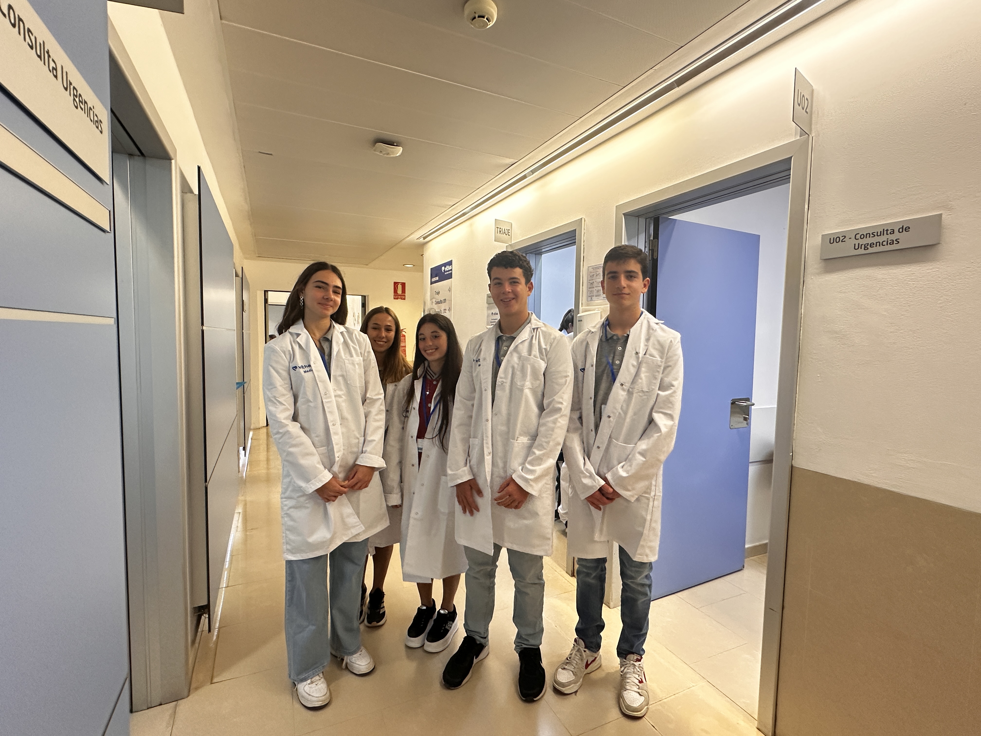 Vithas Las Palmas enseña su labor a 13 niños del Colegio Brains