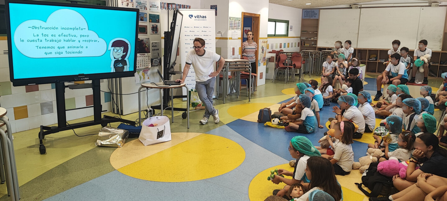 Vithas Aula Salud Colegios imparte simultáneamente dos formaciones en RCP a padres y niños del CEIP San José de Málaga