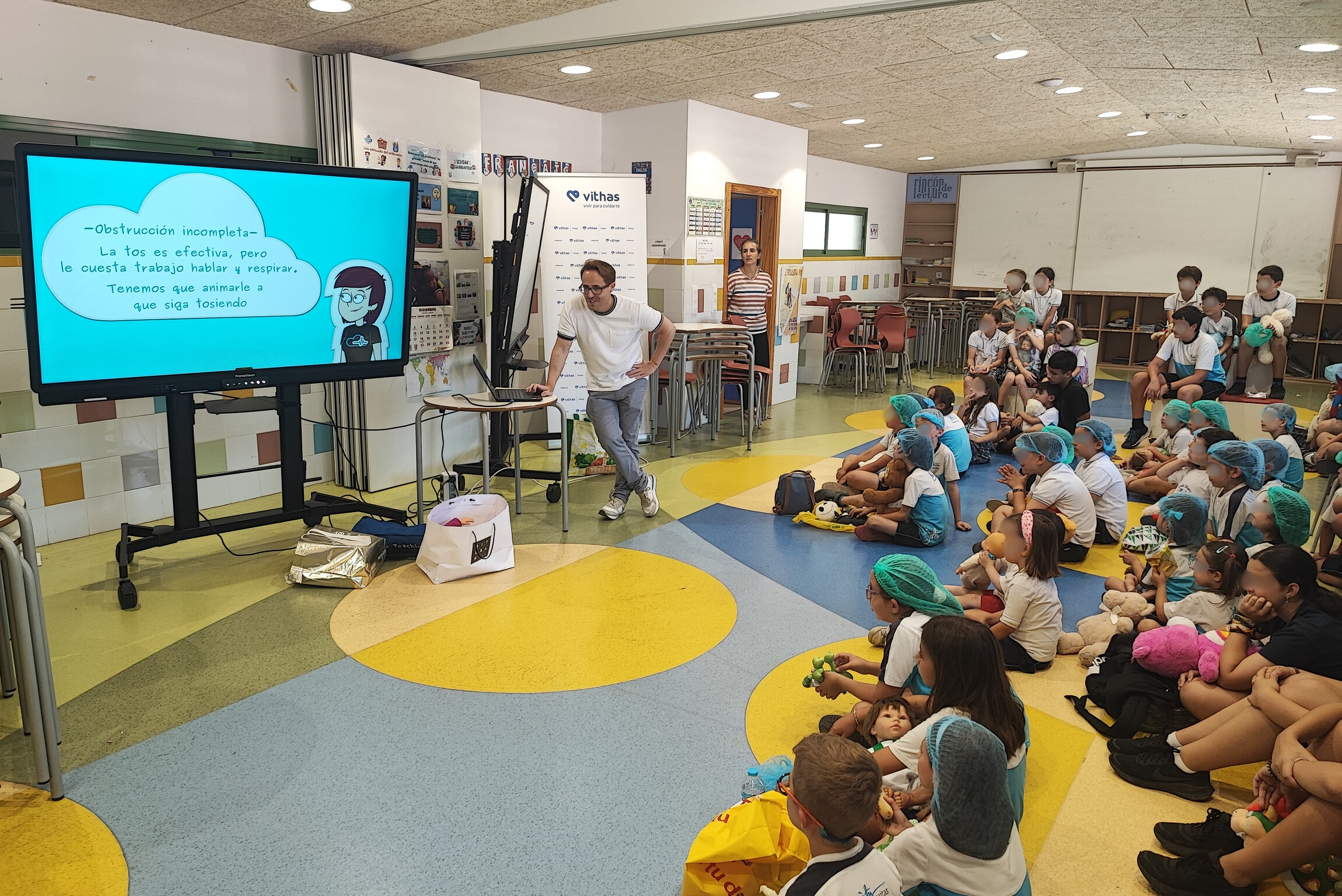 Vithas Aula Salud Colegios imparte simultáneamente dos formaciones en RCP a padres y niños del CEIP San José de Málaga
