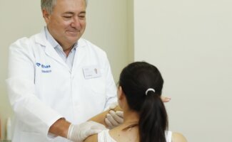 Médicos atienden urgencias comunes del verano como picaduras, golpes de calor o intoxicaciones.
