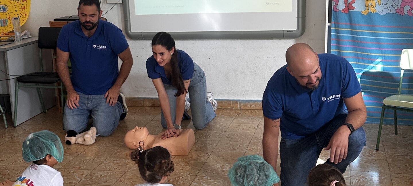 Vithas Las Palmas enseña a salvar vidas a 60 niños de un campus estival