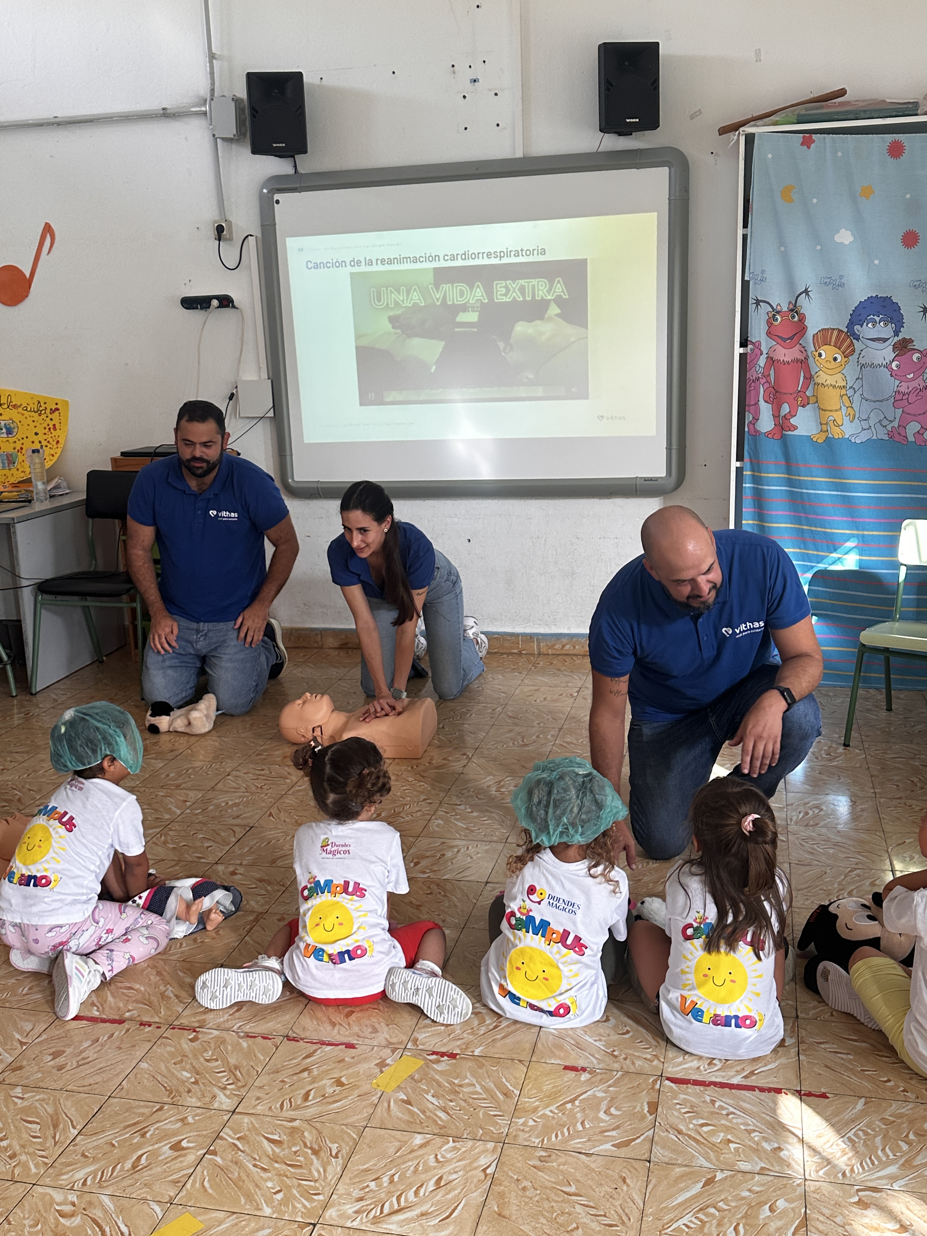 Vithas Las Palmas enseña a salvar vidas a 60 niños de un campus estival