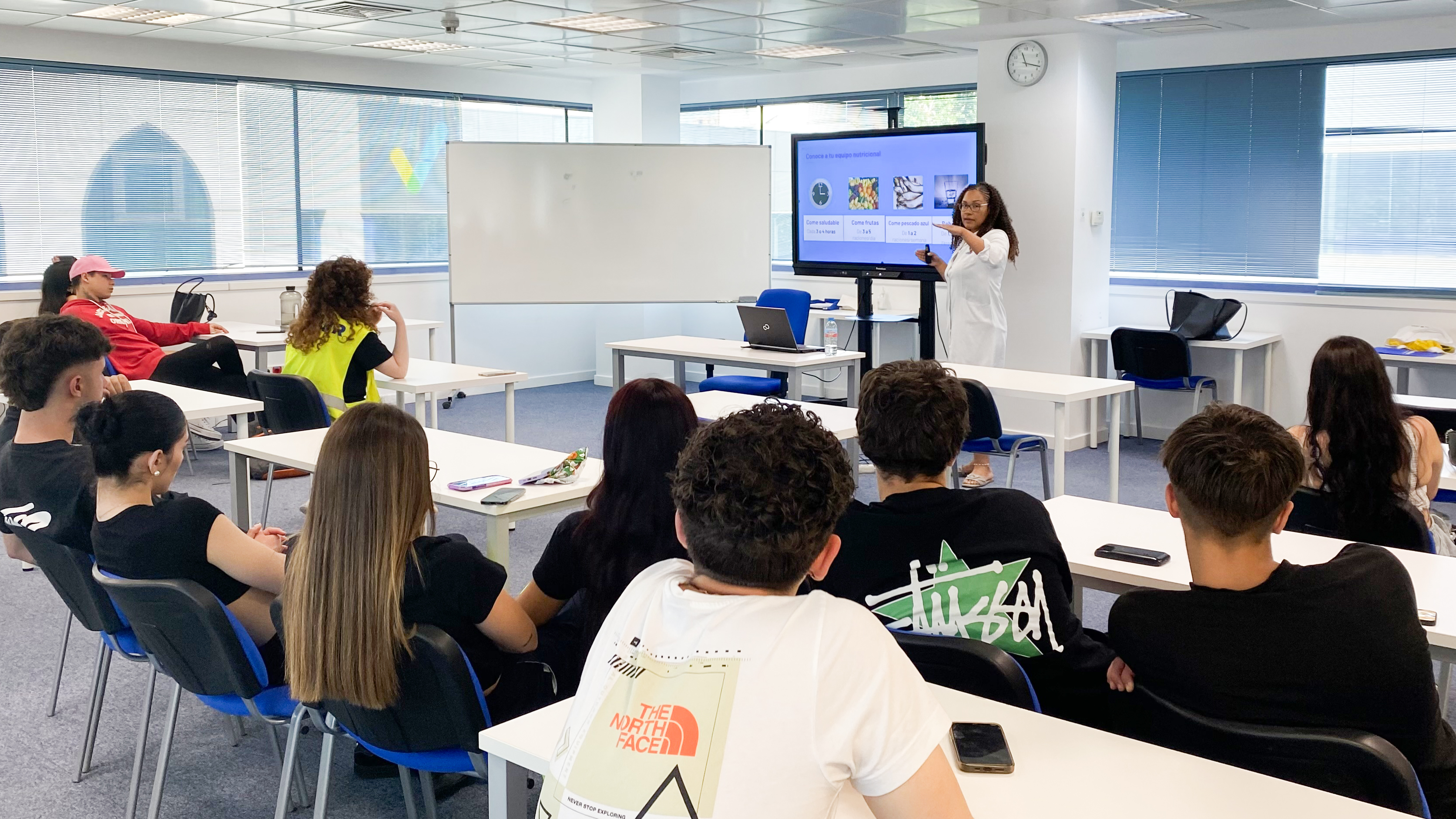 Una dieta equilibrada y saludable es clave para evitar la obesidad y el sobrepeso, un problema que afecta a 1 de cada 4 jóvenes en España