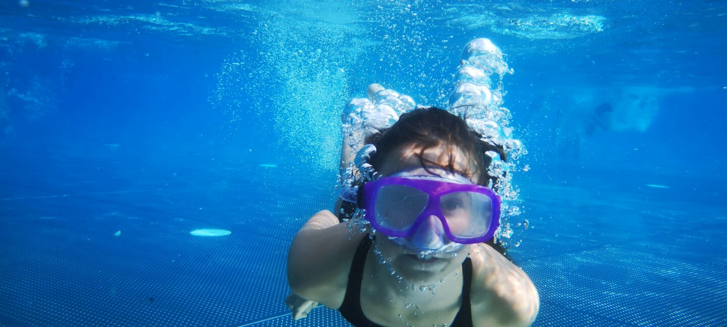 Especialistas de Vithas de la Comunidad Valenciana advierten sobre los riesgos para los ojos de los niños en piscinas y playas
