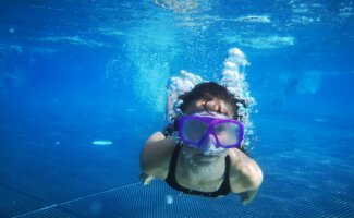 Especialistas de Vithas de la Comunidad Valenciana advierten sobre los riesgos para los ojos de los niños en piscinas y playas