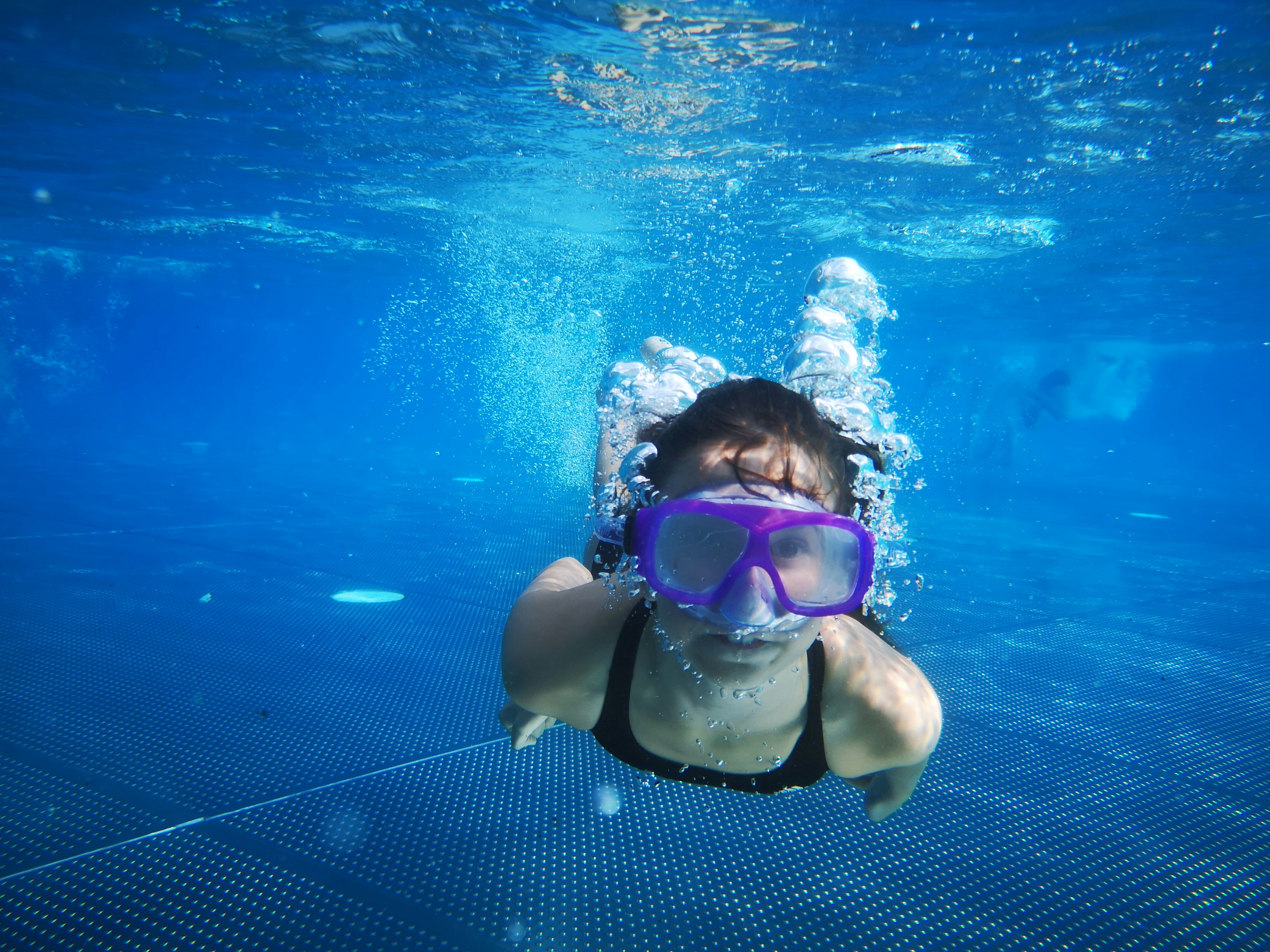 Especialistas de Vithas de la Comunidad Valenciana advierten sobre los riesgos para los ojos de los niños en piscinas y playas