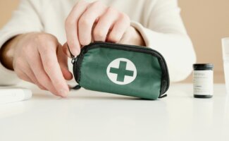 ¿Vacaciones con niños? Esto es lo que no puede faltar en tu botiquín de viaje, según una pediatra
