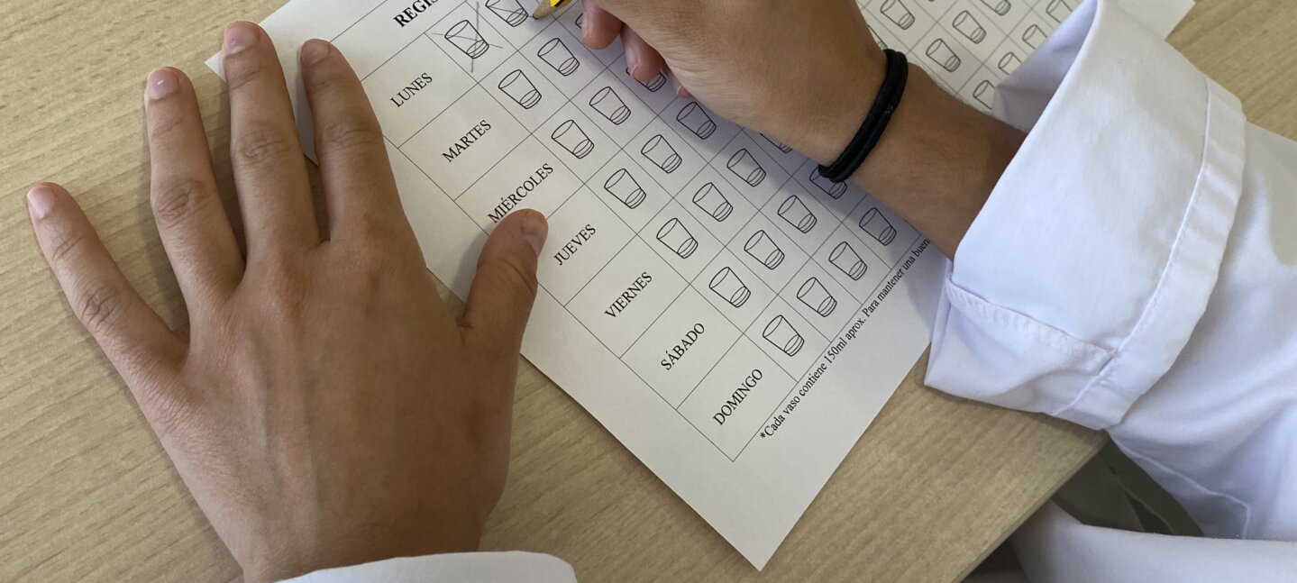 Expertos de Vithas Vigo advierten de que la deshidratación afecta a la memoria, la atención y la coordinación, especialmente en personas con daño cerebral