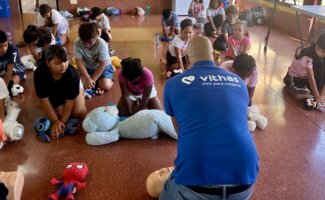 El director de enfermería de Vithas Canarias, Raico Pérez, les enseña a realizar la RCP y cómo actuar ante un golpe de calor en un campus de verano.