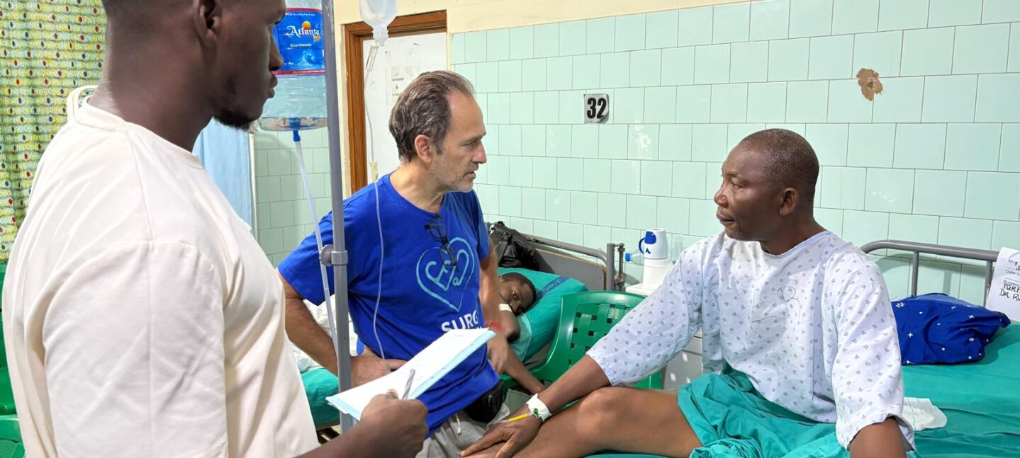 El equipo de urología de Vithas opera a decenas de pacientes sin recursos en una misión humanitaria de Surg for All en África