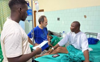 El equipo de urología de Vithas opera a decenas de pacientes sin recursos en una misión humanitaria de Surg for All en África