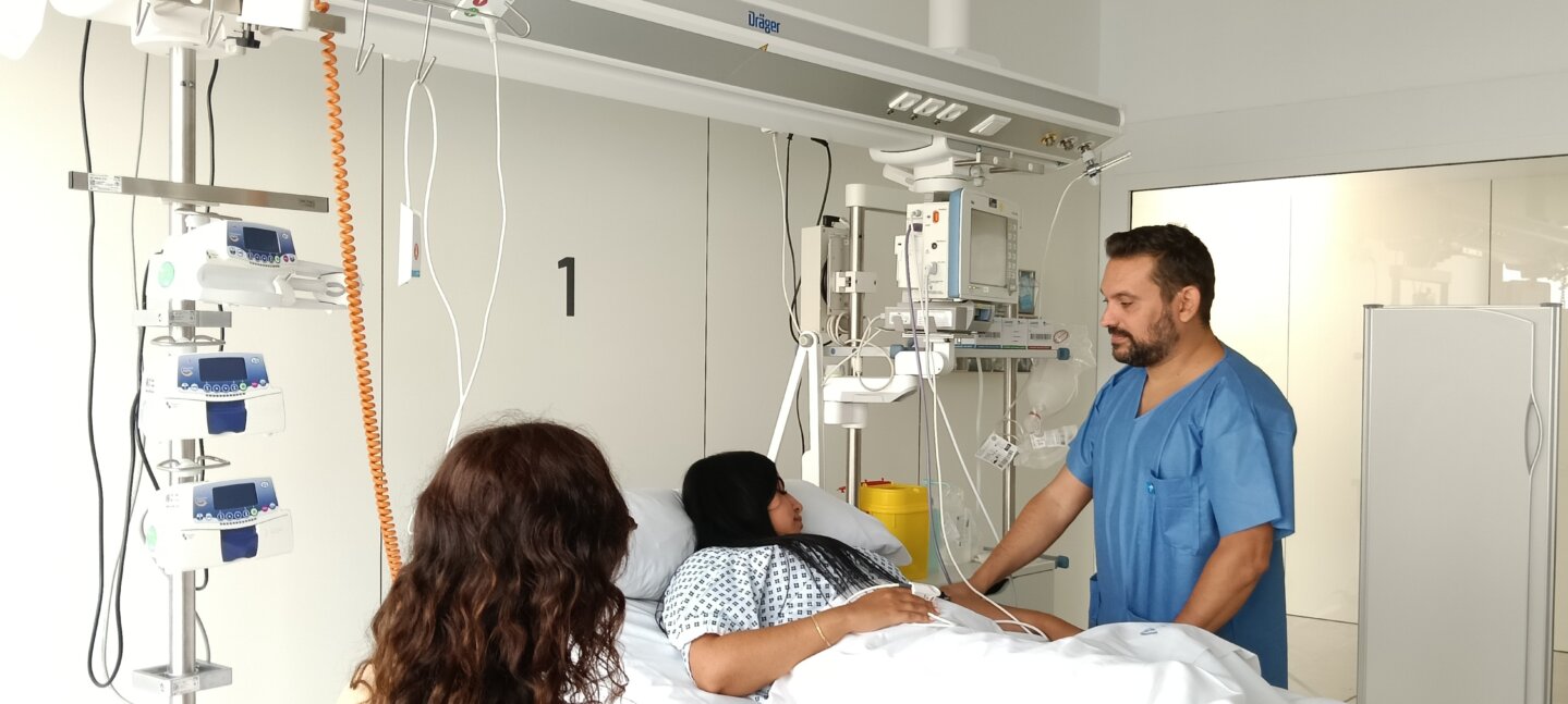 El Hospital Vithas Xanit amplía el tiempo que los familiares pueden acompañar a los pacientes ingresados en UCI para beneficiar su recuperación