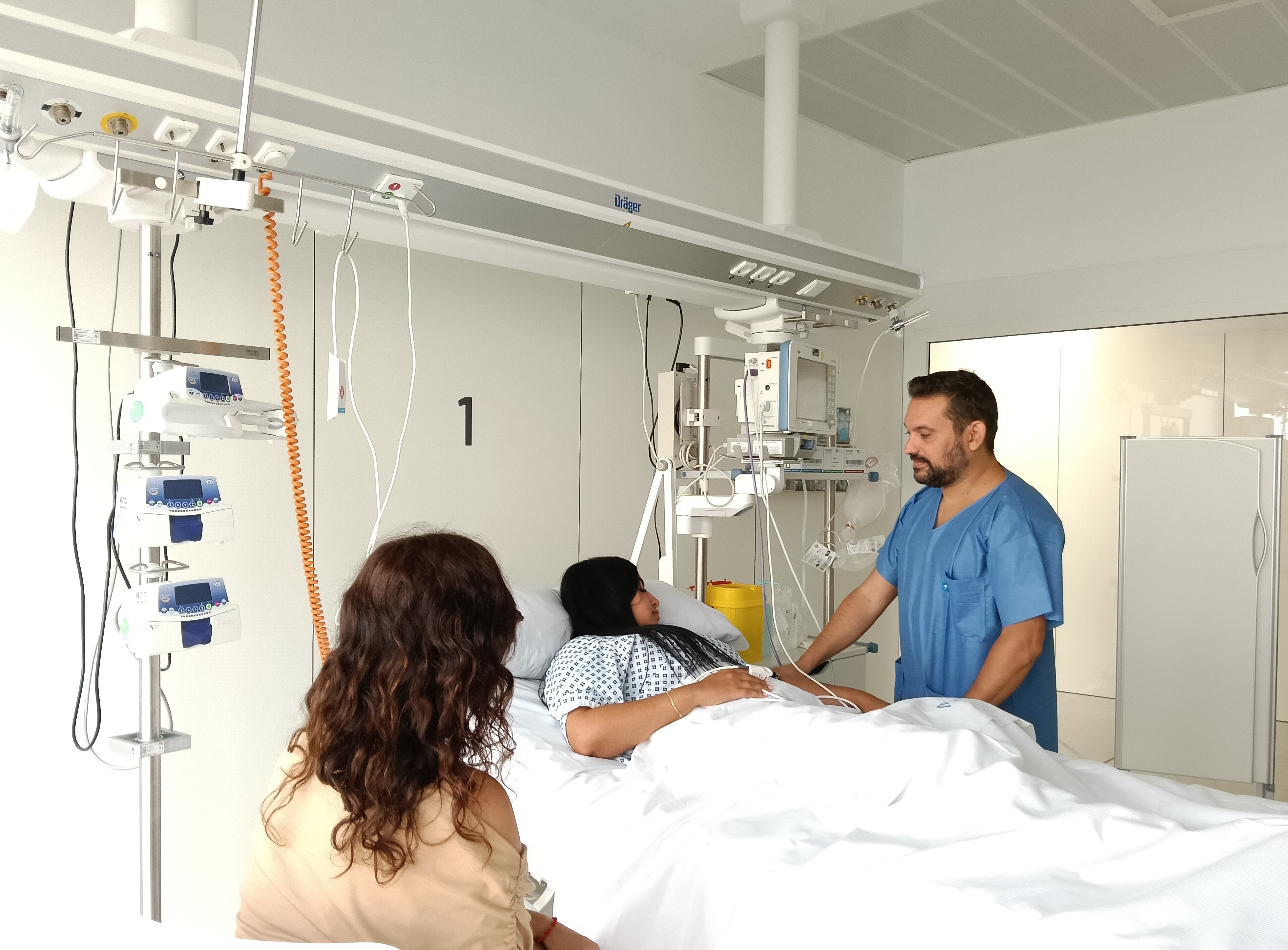 El Hospital Vithas Xanit amplía el tiempo que los familiares pueden acompañar a los pacientes ingresados en UCI para beneficiar su recuperación