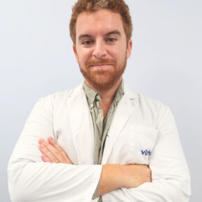 El Dr. Andrés Muro Noa es especialista en Alergología en Sevilla en el Hospital Vithas Sevilla