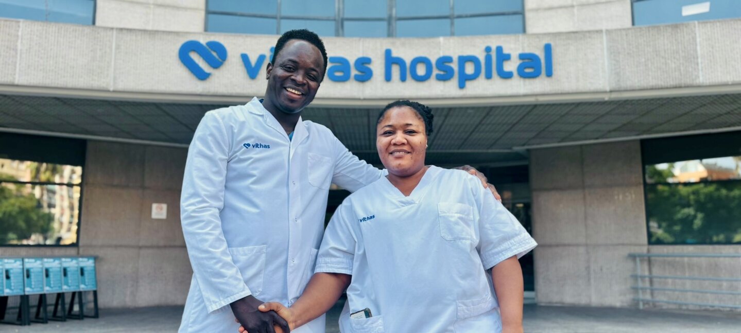 Dos enfermeros africanos reciben formación sanitaria en Vithas Valencia 9 de Octubre