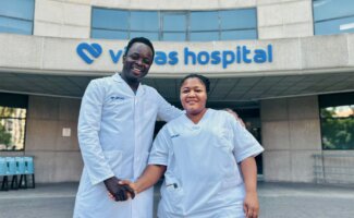 Dos enfermeros africanos reciben formación sanitaria en Vithas Valencia 9 de Octubre