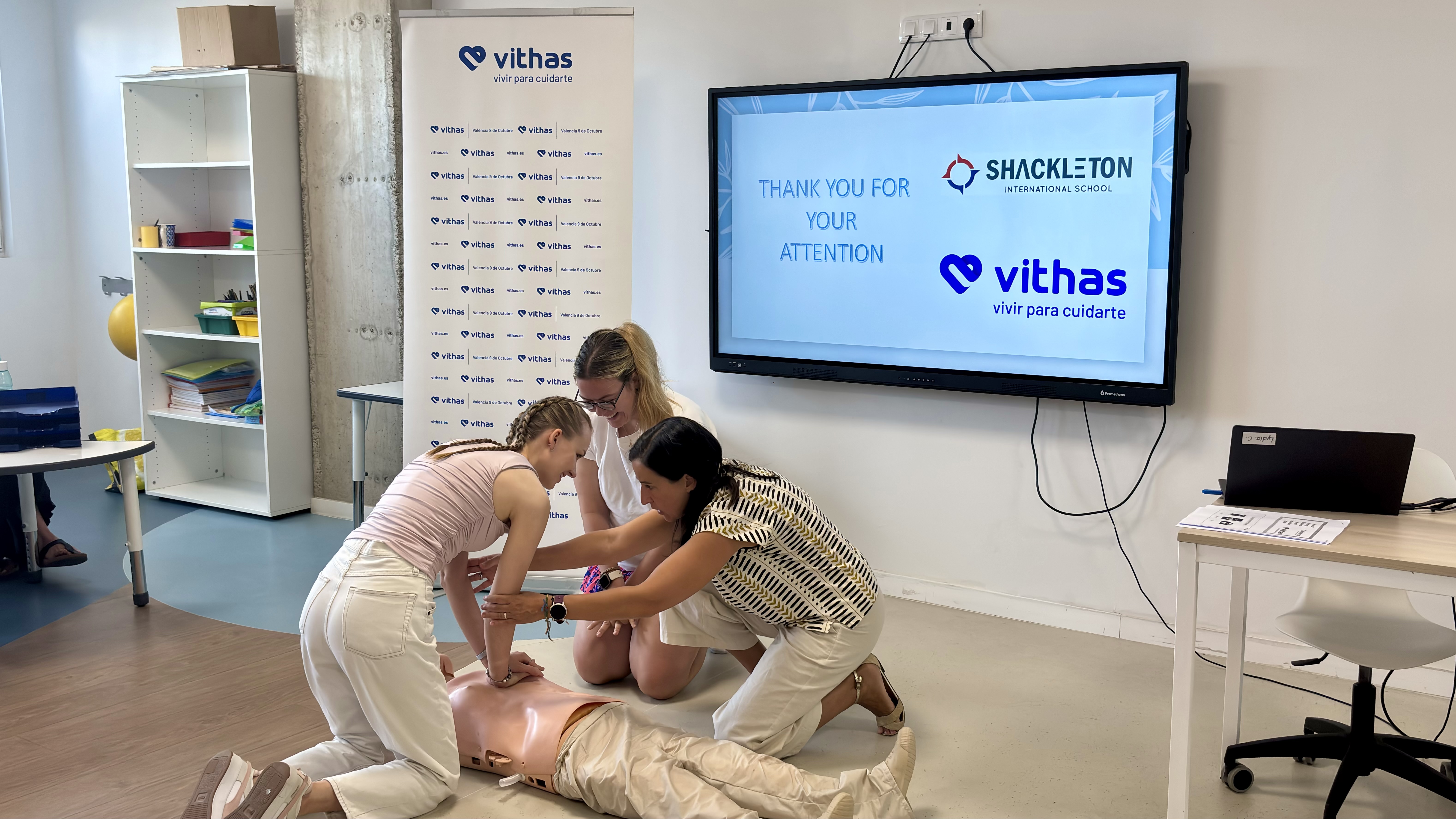 El Hospital Vithas Valencia 9 de Octubre imparte talleres de RCP a 200 profesores del colegio Shackleton mediante su programa ‘Vithas Aula Salud Colegios’