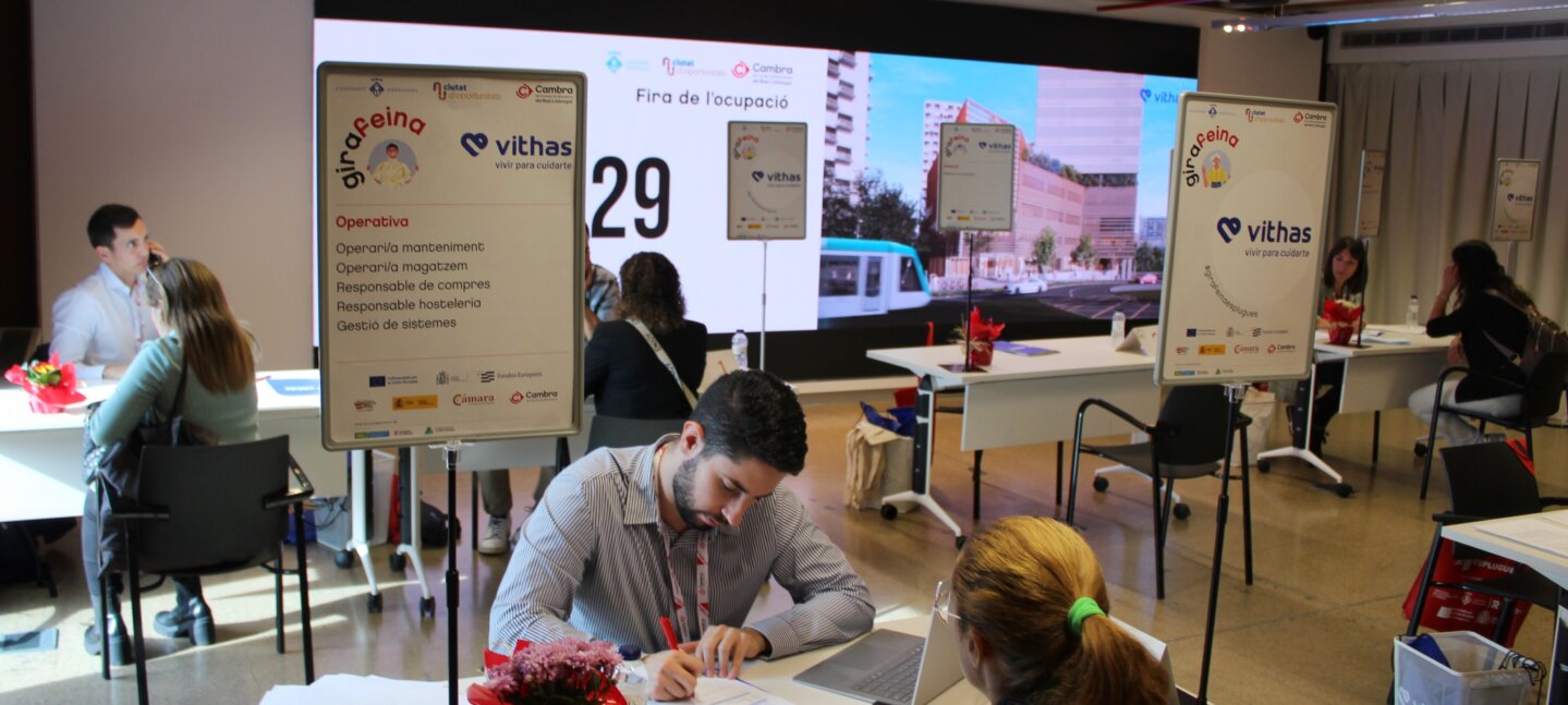 Més de 400 professionals s’interessen per l’oferta d’ocupació de l’Hospital Vithas Barcelona a la fira GiraFeina Esplugues