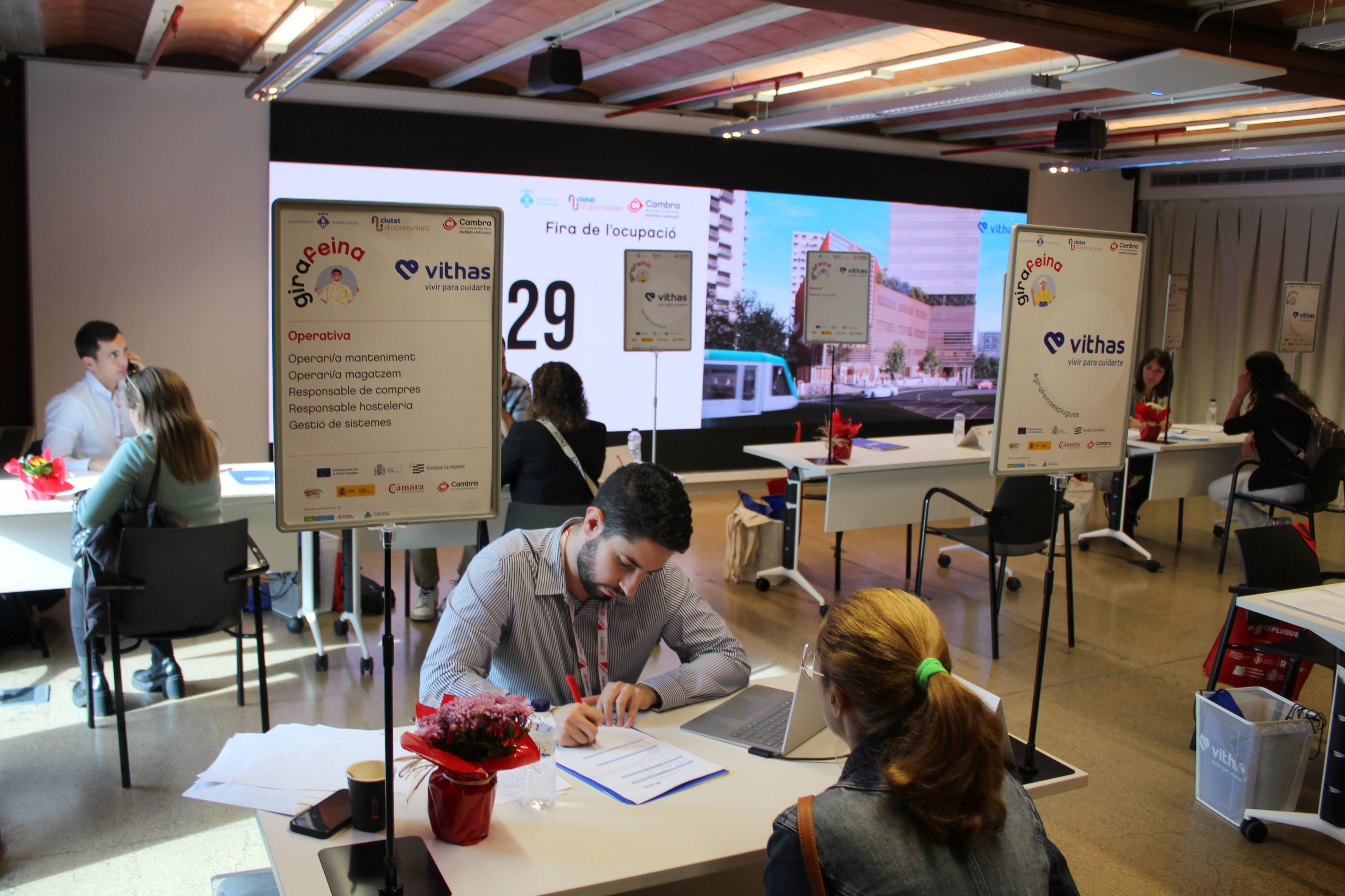 Més de 400 professionals s’interessen per l’oferta d’ocupació de l’Hospital Vithas Barcelona a la fira GiraFeina Esplugues