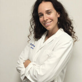 La Dra. Natalia Florez Perdomo o es especialista en Obstetricia y Ginecología del Hospital Vithas Sevilla, vinculada al grupo INSEGO.