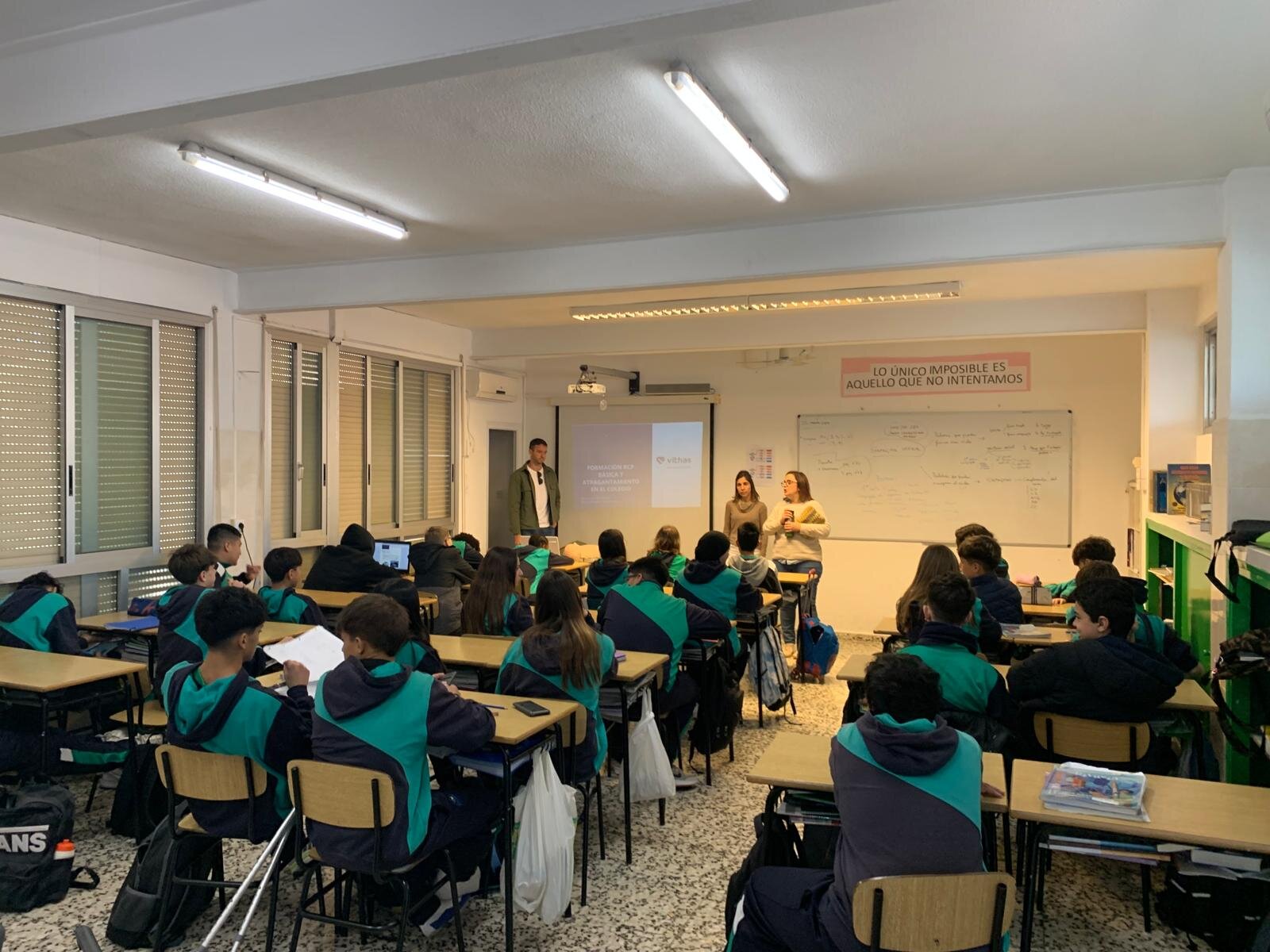 Los Hospitales Vithas en Alicante forman en primeros auxilios a  145  alumnos y docentes del  Colegio Santísimo Sacramento FEYDA  