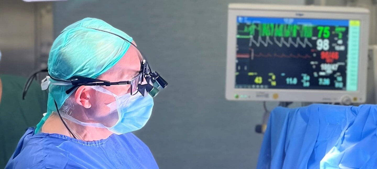 El Hospital Vithas Xanit Internacional realiza una neurocirugía con el paciente despierto para extirpar un tumor sin afectar el habla El Hospital Vithas Xanit Internacional realiza una neurocirugía con el paciente despierto para extirpar un tumor sin afectar el habla