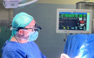 El Hospital Vithas Xanit Internacional realiza una neurocirugía con el paciente despierto para extirpar un tumor sin afectar el habla El Hospital Vithas Xanit Internacional realiza una neurocirugía con el paciente despierto para extirpar un tumor sin afectar el habla