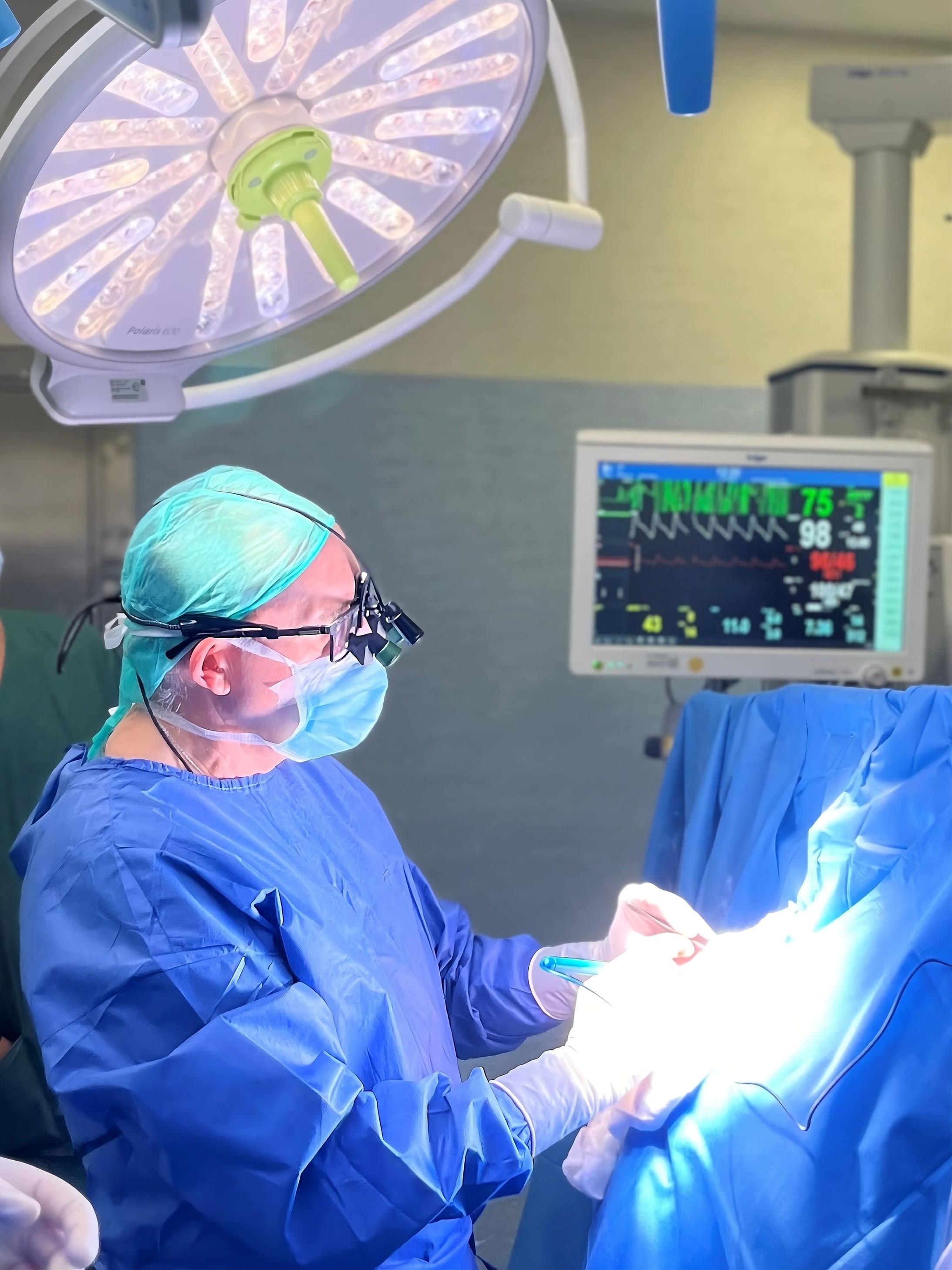 El Hospital Vithas Xanit Internacional realiza una neurocirugía con el paciente despierto para extirpar un tumor sin afectar el habla