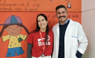 Vithas Sevilla imparte un taller sobre lavado de manos a menores de la Fundación Balia