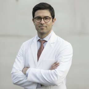 El Dr. Javier Martín Antúnez es especialista en Cirugía Ortopédica y Traumatología en el Hospital Vithas Sevilla.