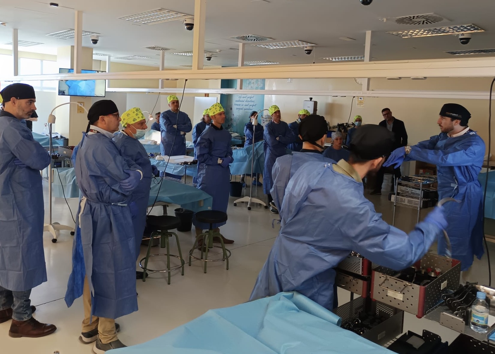 Traumatología de los hospitales Vithas Alicante forma en abordaje por vía anterior a una veintena de especialistas de otros centros