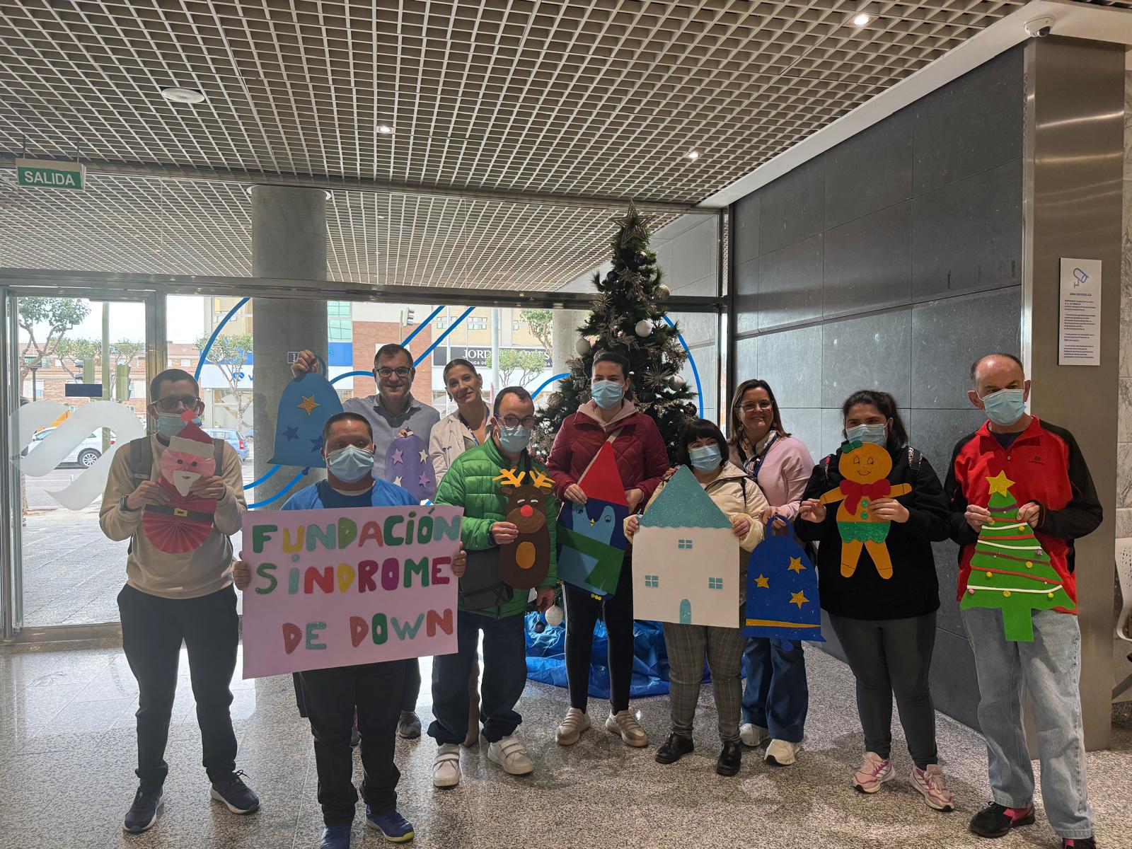 El Hospital Vithas Castellón colabora con la Fundación Síndrome de Down en una acción especial de decoración navideña
