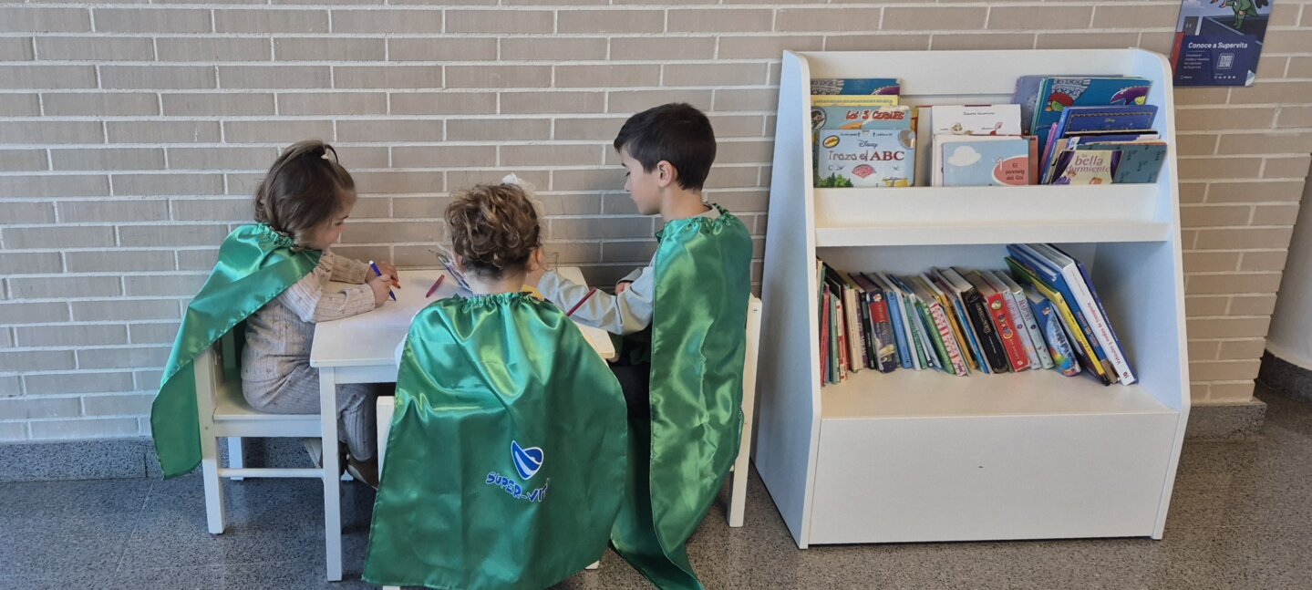 El Hospital Vithas Castellón incorpora las “Capas de Supervita” para acompañar a los más pequeños en los momentos difíciles