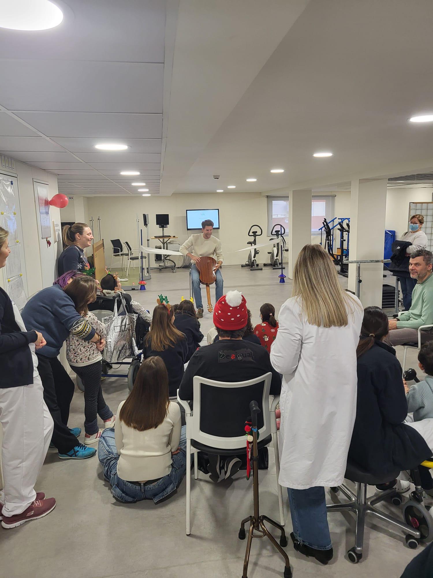 La música navideña llena de calidez la Unidad de Neurorrehabilitación del Hospital Vithas Valencia Consuelo