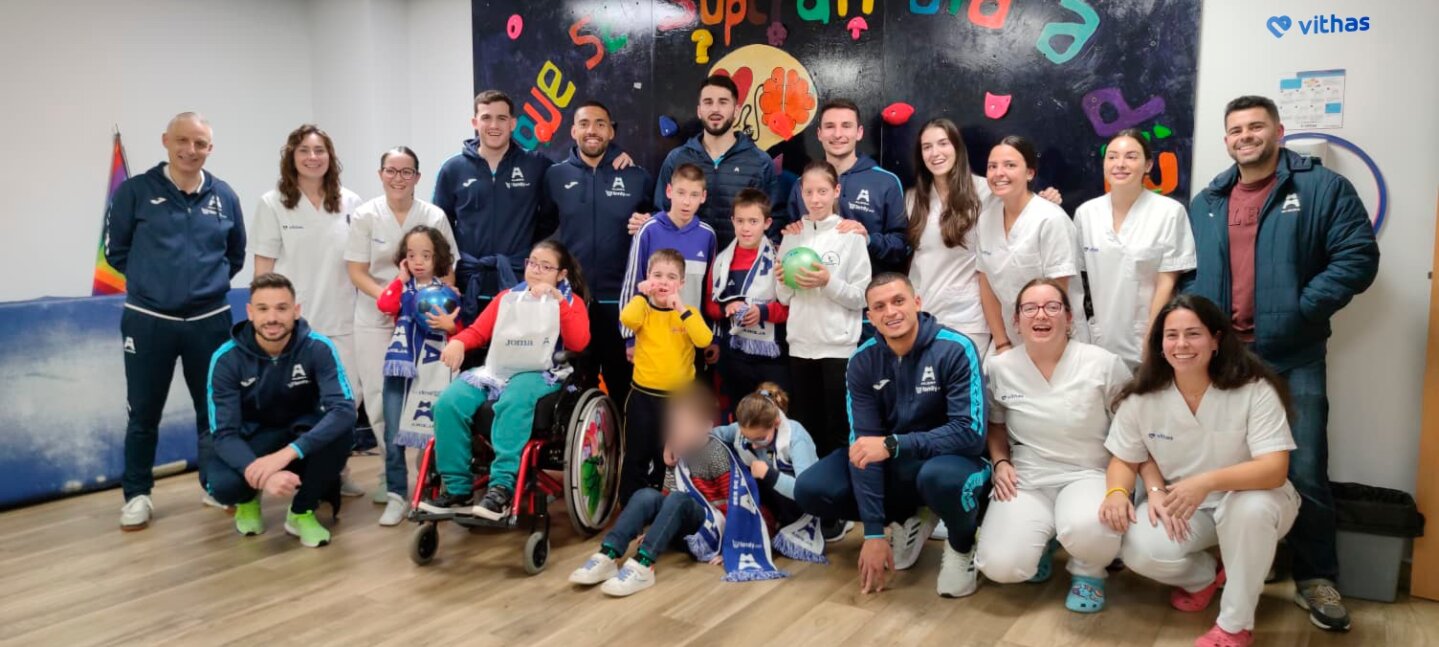 Los jugadores del Family Cash Alzira FS vuelven a llevar ilusión al Hospital Vithas Aguas Vivas