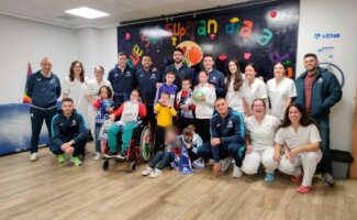 Los jugadores del Family Cash Alzira FS vuelven a llevar ilusión al Hospital Vithas Aguas Vivas Los jugadores del Family Cash Alzira FS vuelven a llevar ilusión al Hospital Vithas Aguas Vivas