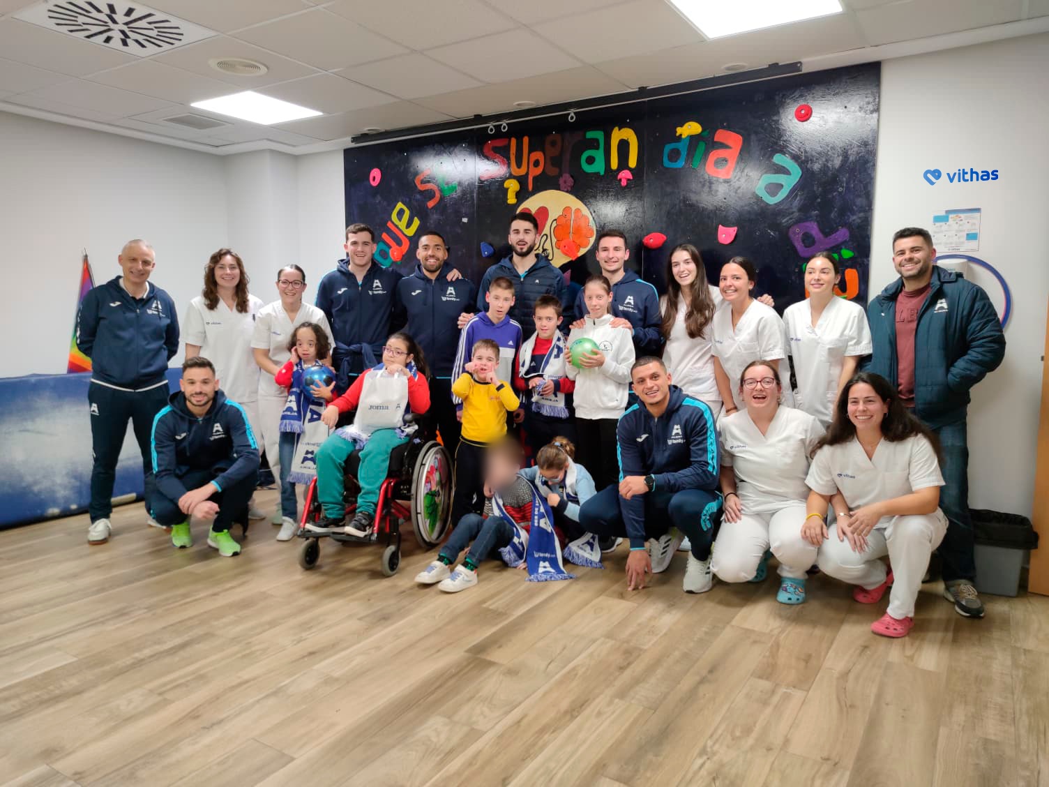 Los jugadores del Family Cash Alzira FS vuelven a llevar ilusión al Hospital Vithas Aguas Vivas