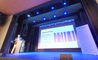 Más de cien mayores aprenden con el Hospital Vithas Xanit Internacional la importancia del ejercicio de fuerza para su salud