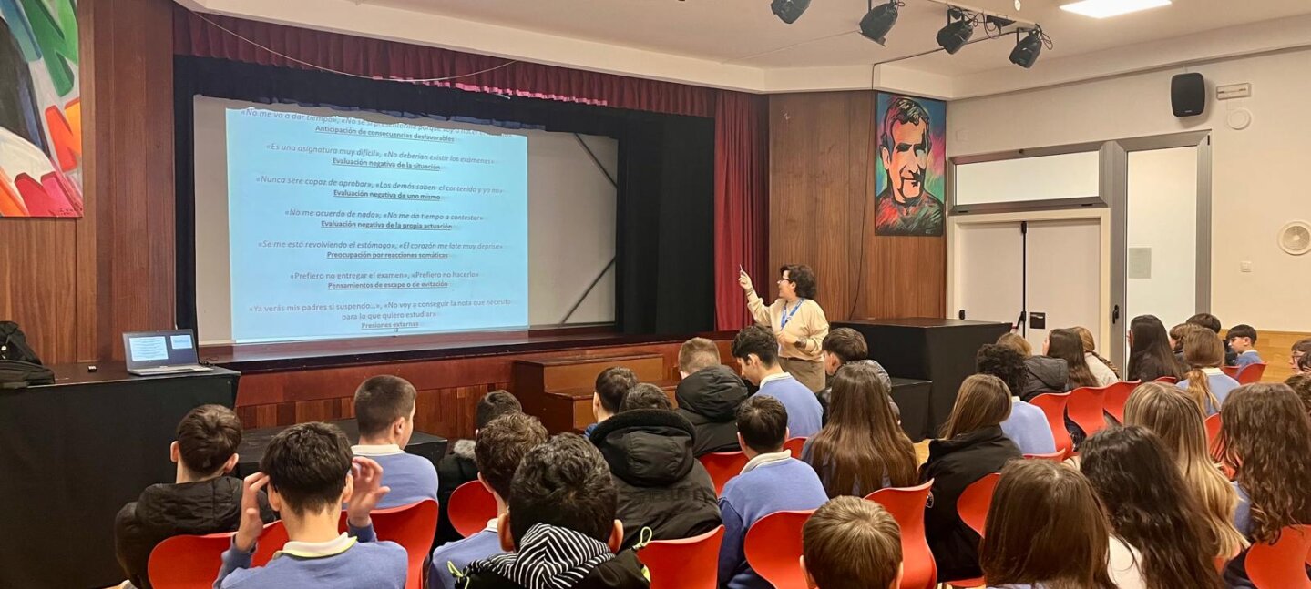 El Hospital Vithas Aguas Vivas impulsa la salud física y mental en las aulas del colegio María Auxiliadora de Sueca