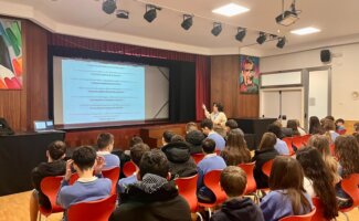 El Hospital Vithas Aguas Vivas impulsa la salud física y mental en las aulas del colegio María Auxiliadora de Sueca