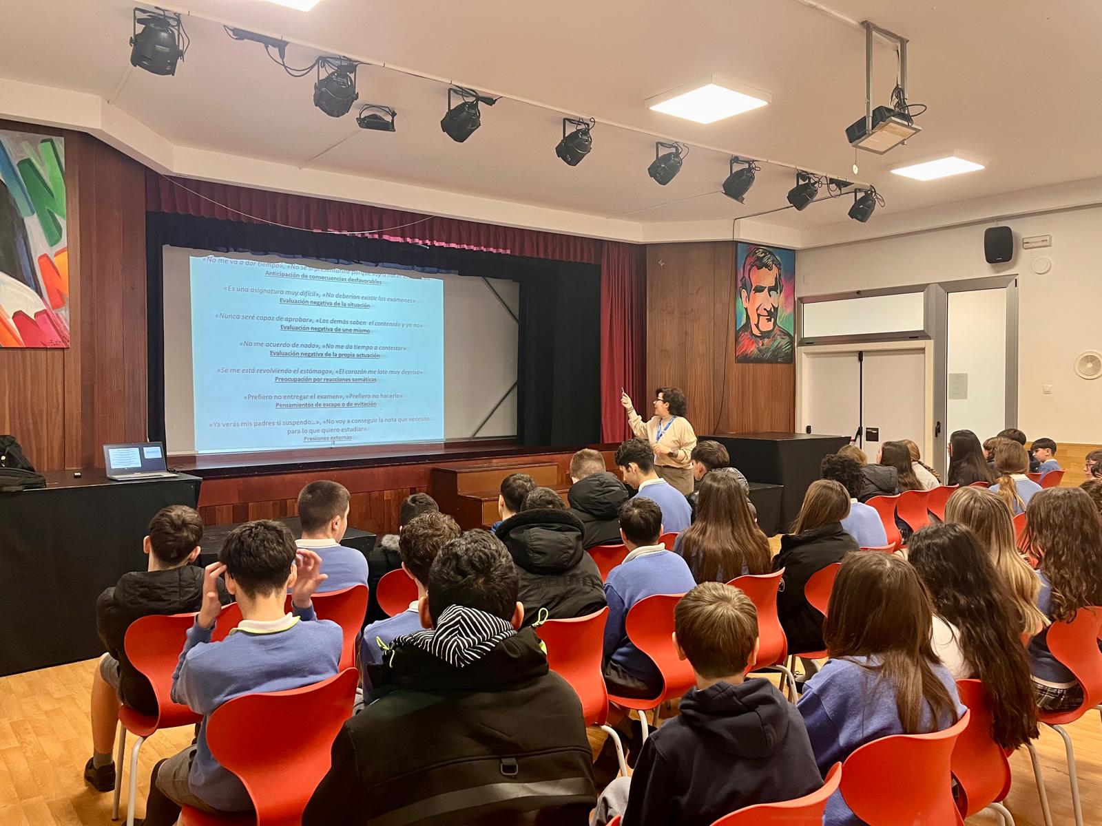 El Hospital Vithas Aguas Vivas impulsa la salud física y mental en las aulas del colegio María Auxiliadora de Sueca