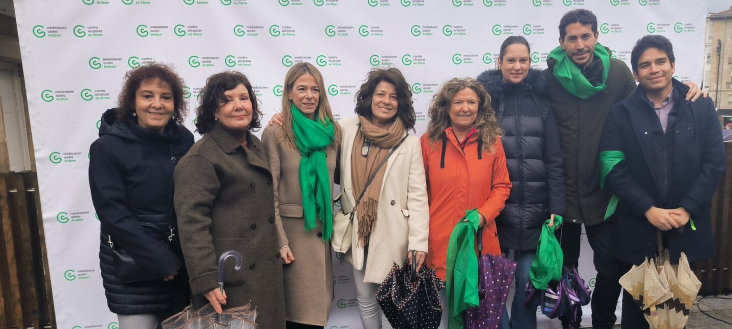 Vithas Vitoria se suma al lazo humano de Contra el Cáncer en Álava