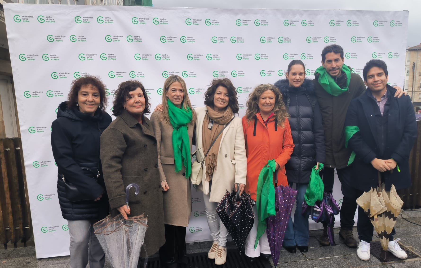 Vithas Vitoria se suma al lazo humano de Contra el Cáncer en Álava