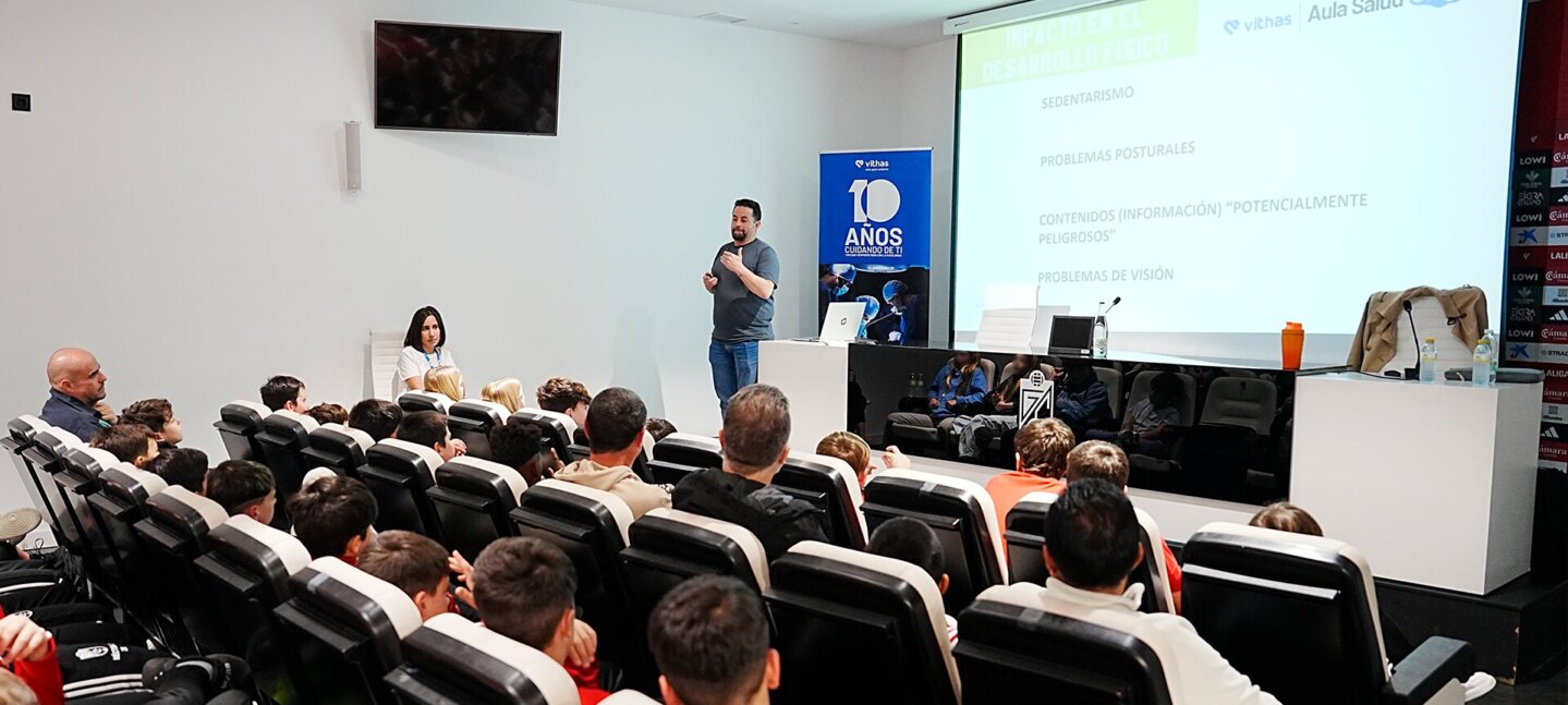 Tecnología y neurodesarrollo: el impacto de las pantallas en los jóvenes deportistas Tecnología y neurodesarrollo: el impacto de las pantallas en los jóvenes deportistas